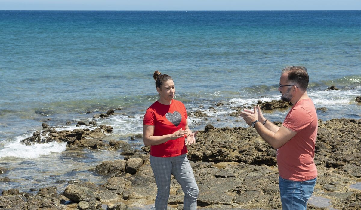 Myriam Barrios y Jorge Miguel Peñas en uno de los charcos de Lanzarote