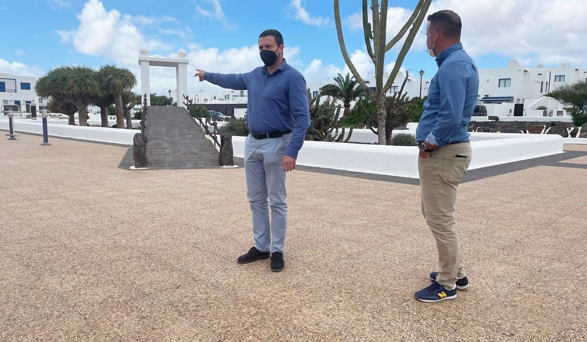 Óscar Noda, alcalde de Yaiza, visita la zona donde estará situado el parque