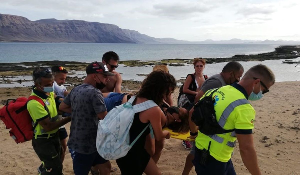 Miembros de Emerlan, con la ayuda de la colaboración ciudadana, rescataron a la mujer herida en La Graciosa FotoEMERLAN
