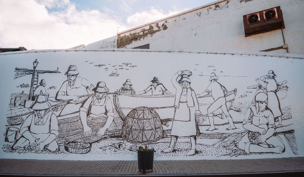 Un mural en Puerto Naos homenajea a la mujer y a su trabajo en las conserveras
