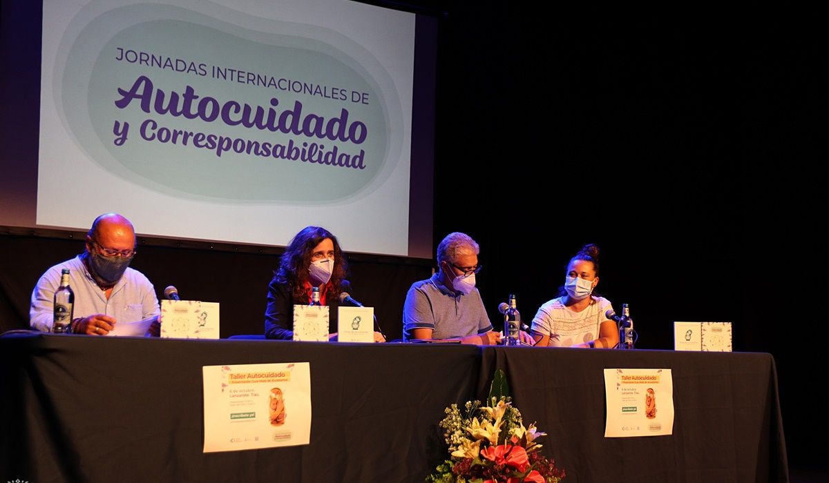 Tías acoge la presentación de la guía de autocuidado "Mala de acostarme"