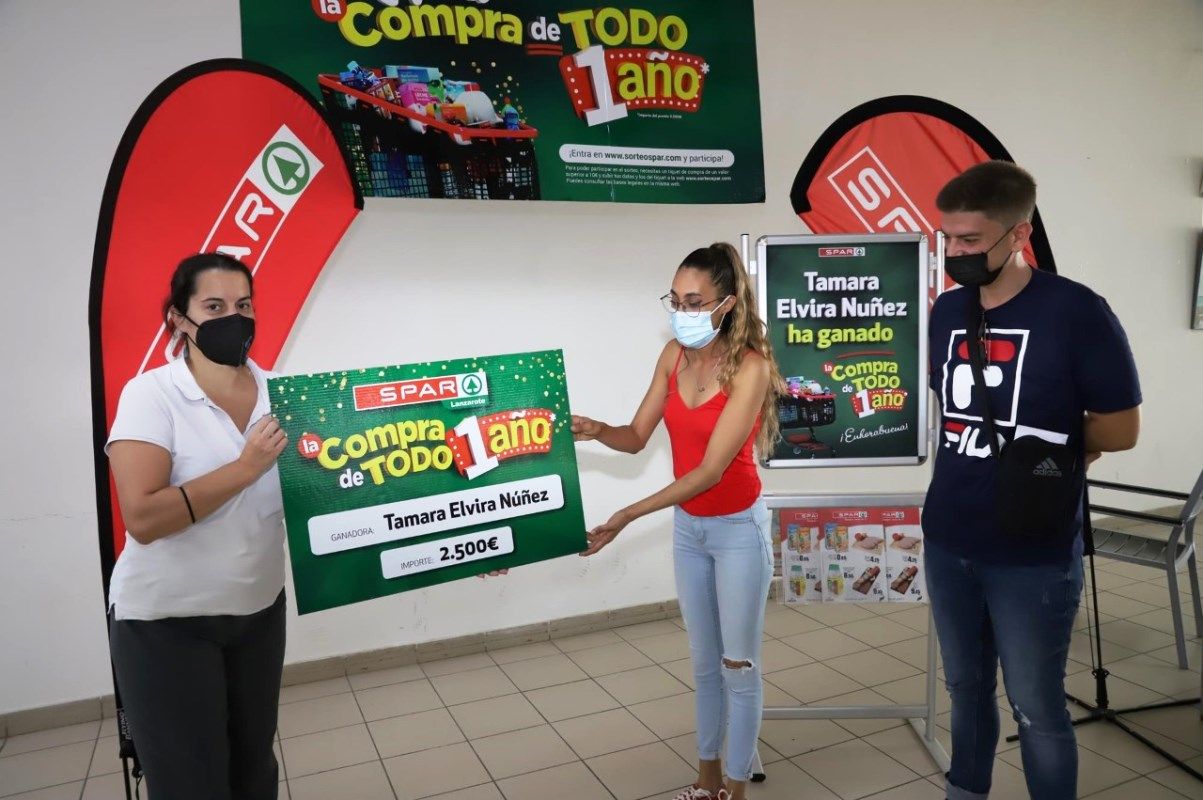 Entrega del premio de un año de compra gratis en Supermercados Spar