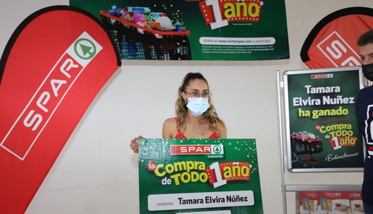 Tamara Elvira Núñez, ganadora 1 año de compra gratis en Spar Lanzarote