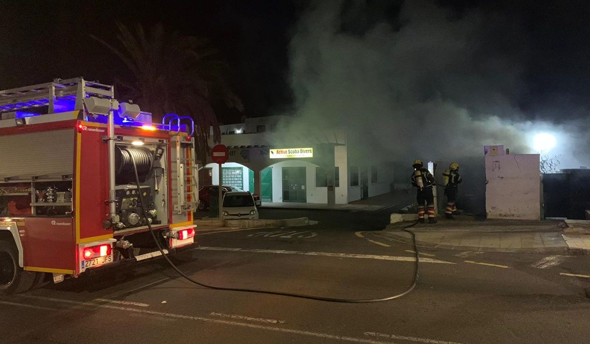 Incendio de tres contenedores en Costa Teguise