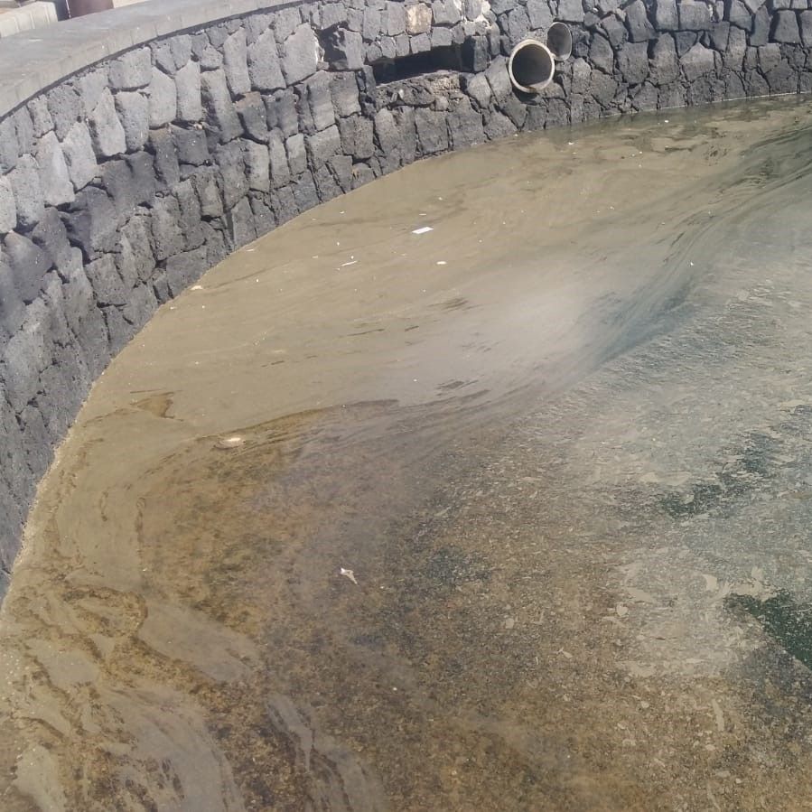 Vertido de aguas residuales en El Charco de San Ginés Vertido de aguas residuales en El Charco de San Ginés