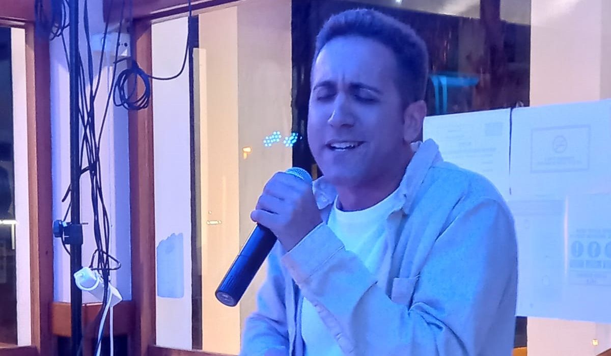 El cantante Daniel Moisés inaugura la exposición 'Ventana al pasado'