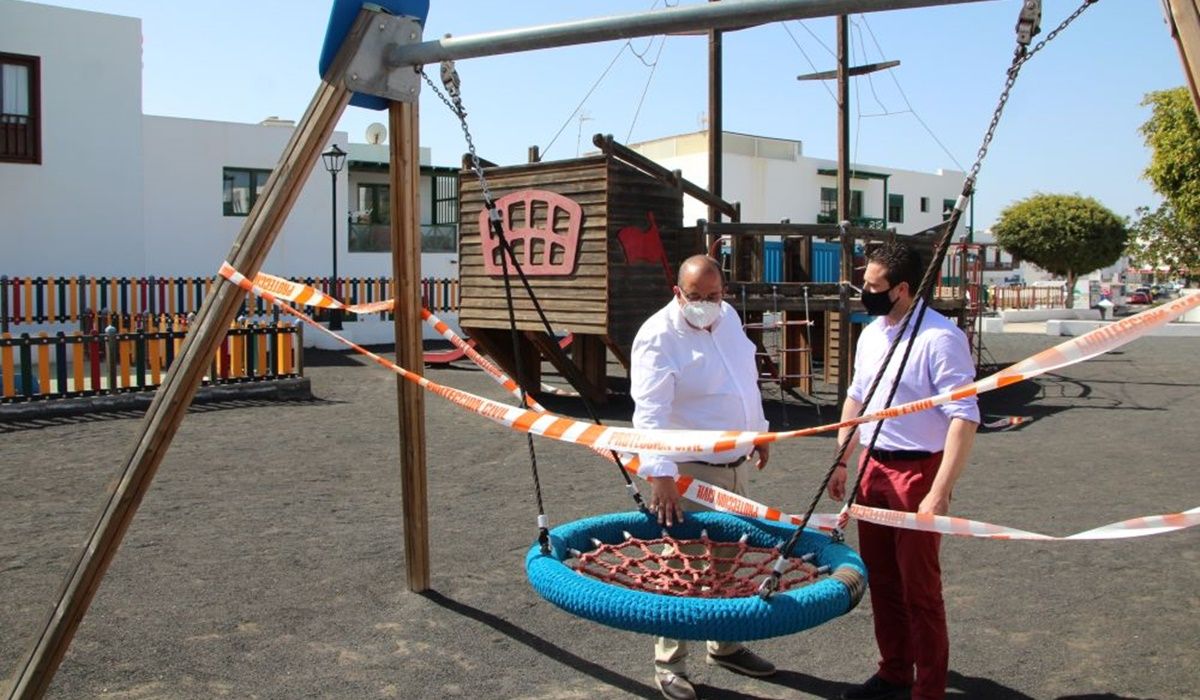 Yaiza remodela los parques infantiles de Playa Blanca
