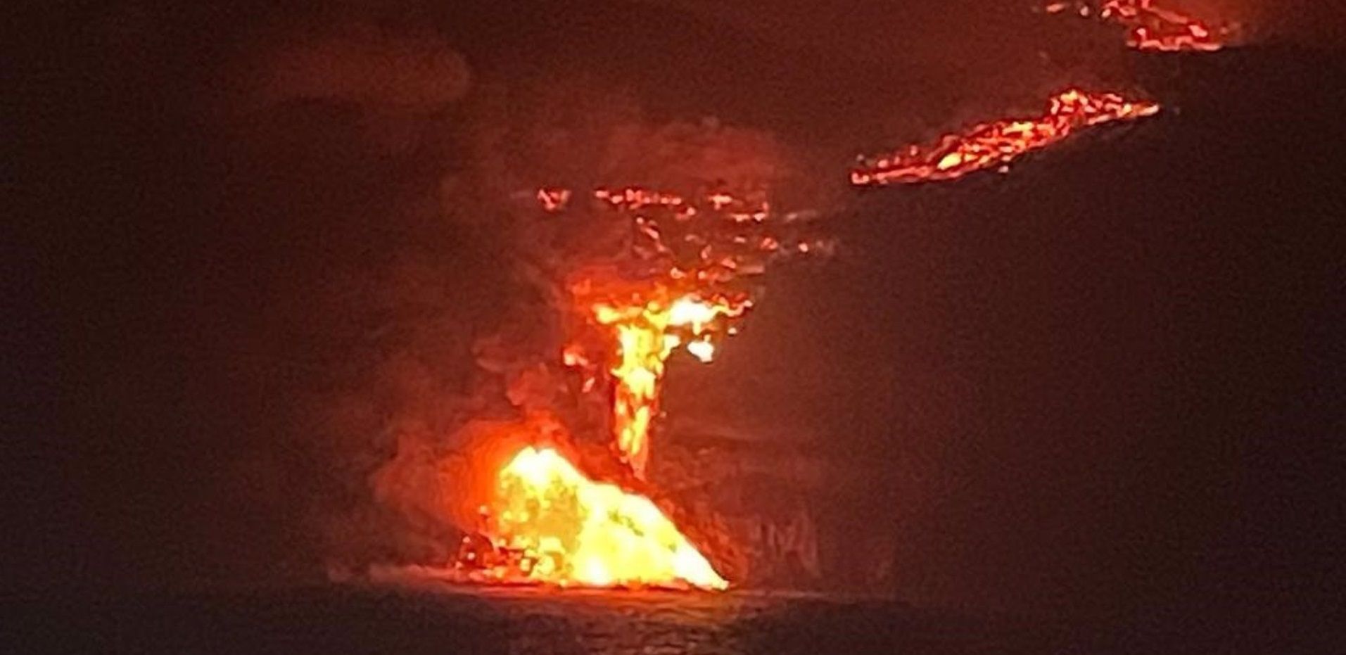 Colada del volcán de La Palma en su llegada al mar