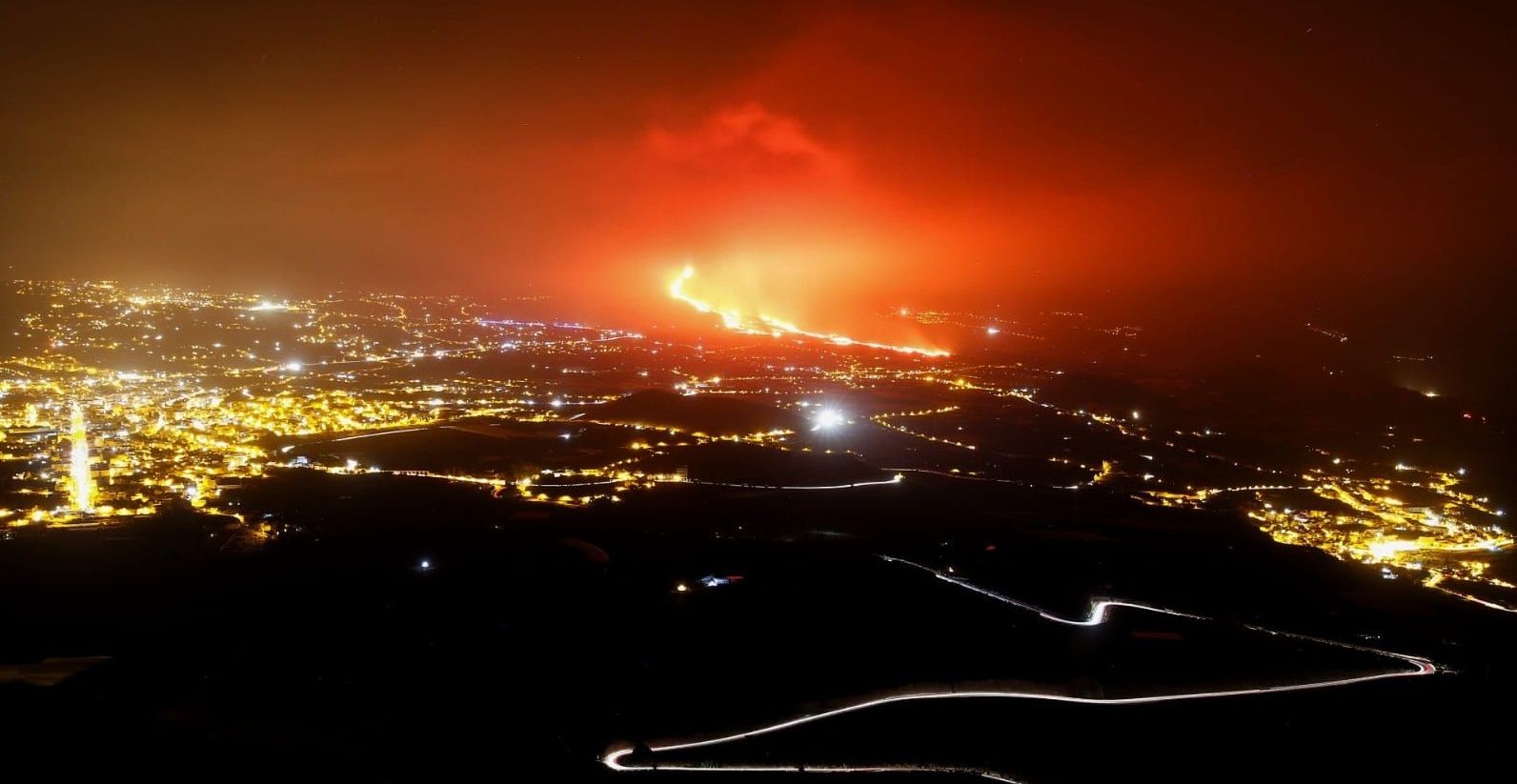 Imagen del volcán de La Palma durante la noche