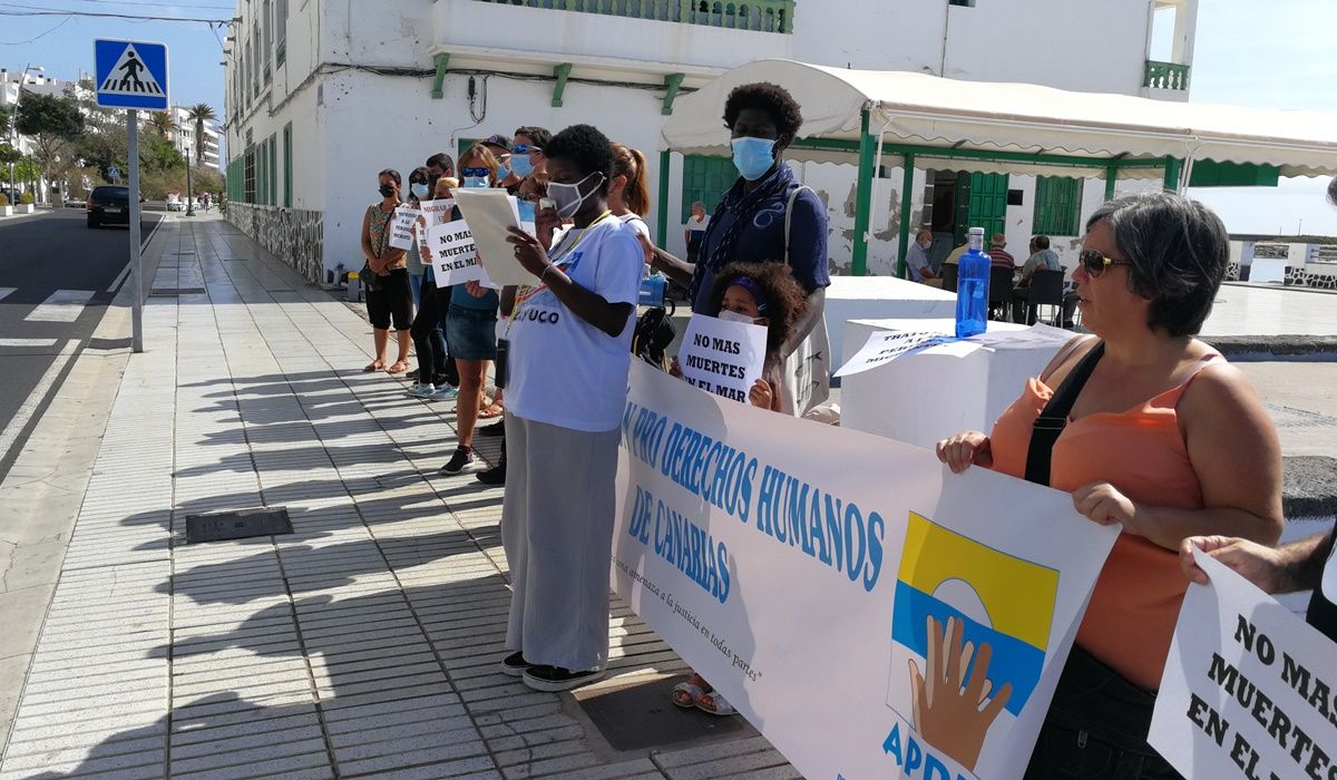 La Asociación Pro Derechos Humanos de Canarias protesta frente a la Delegación Isular del Gobierno
