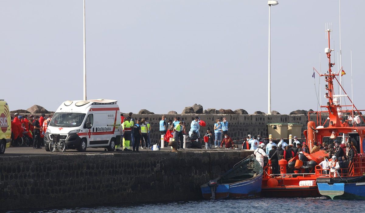 La patera fue trasladada al Muelle Comercial de Arrecife