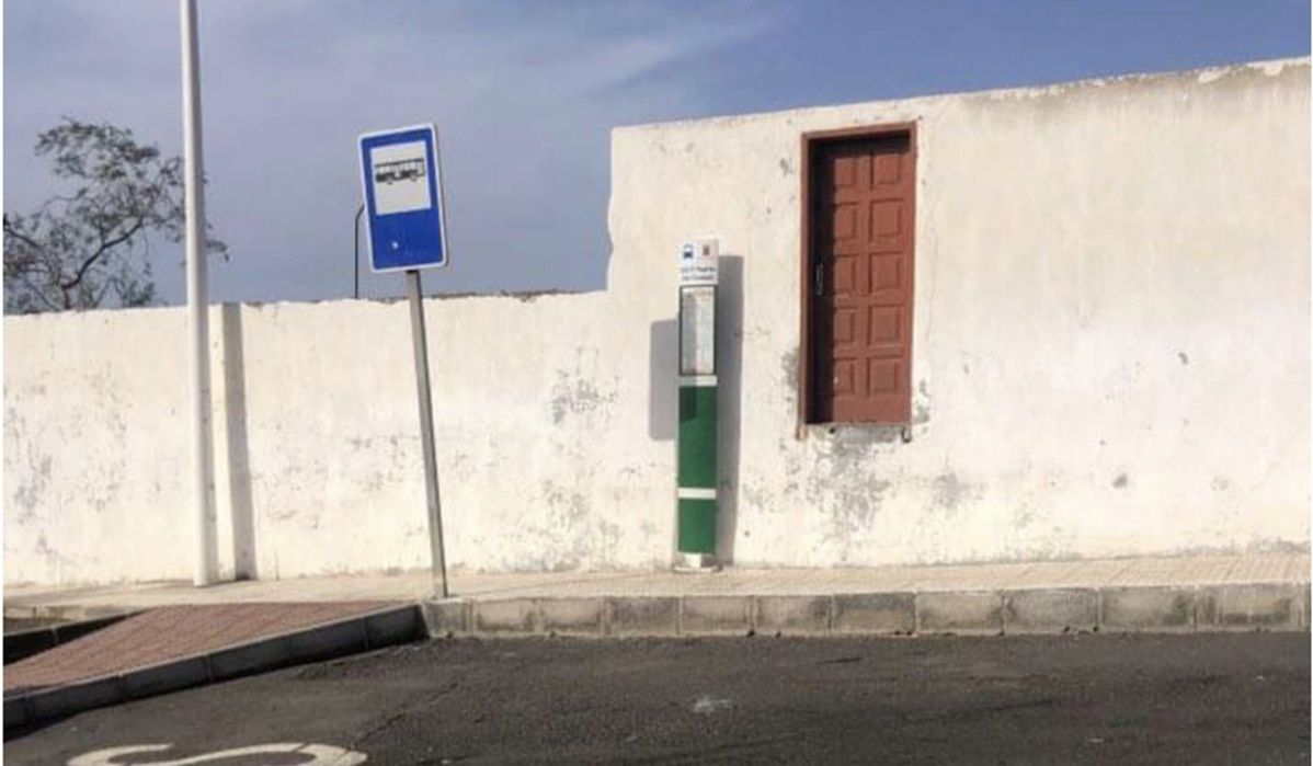 Parada de guaguas en Puerto del Carmen sin bancos ni techo