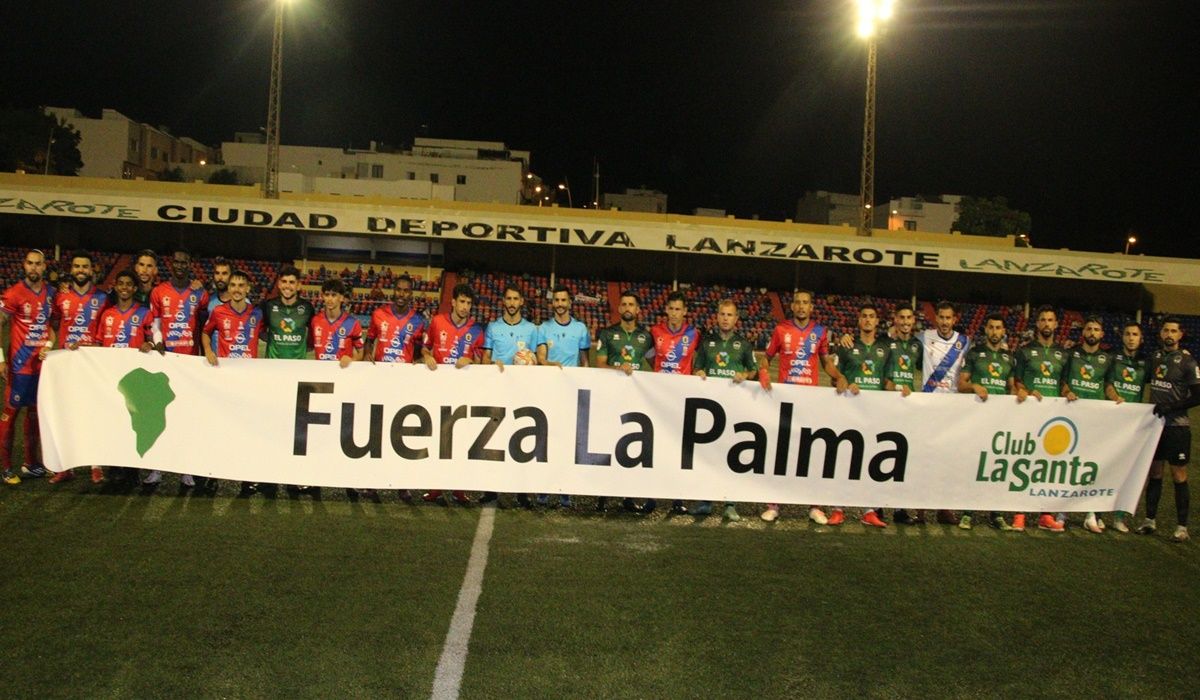 Ambos equipos salieron con una pancarta en apoyo a La Palma