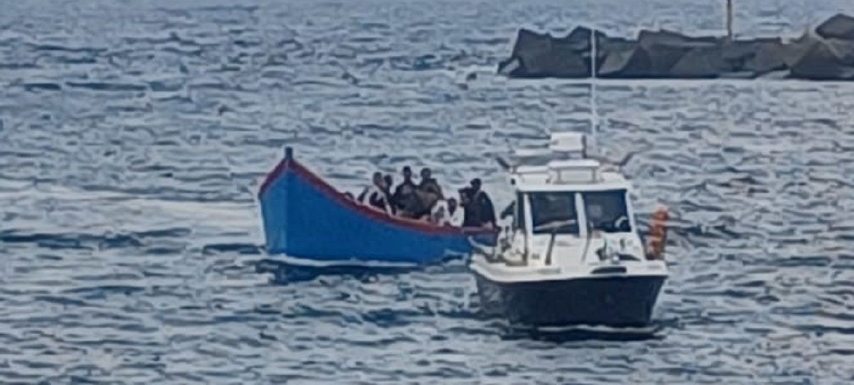 La patera llegando al muelle de Órzola