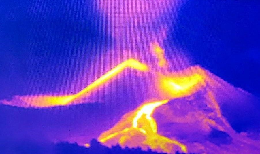  Imagen termográfica que muestra la anomalía generada por la nueva boca eruptiva del volcán de La Palma. Involcan
