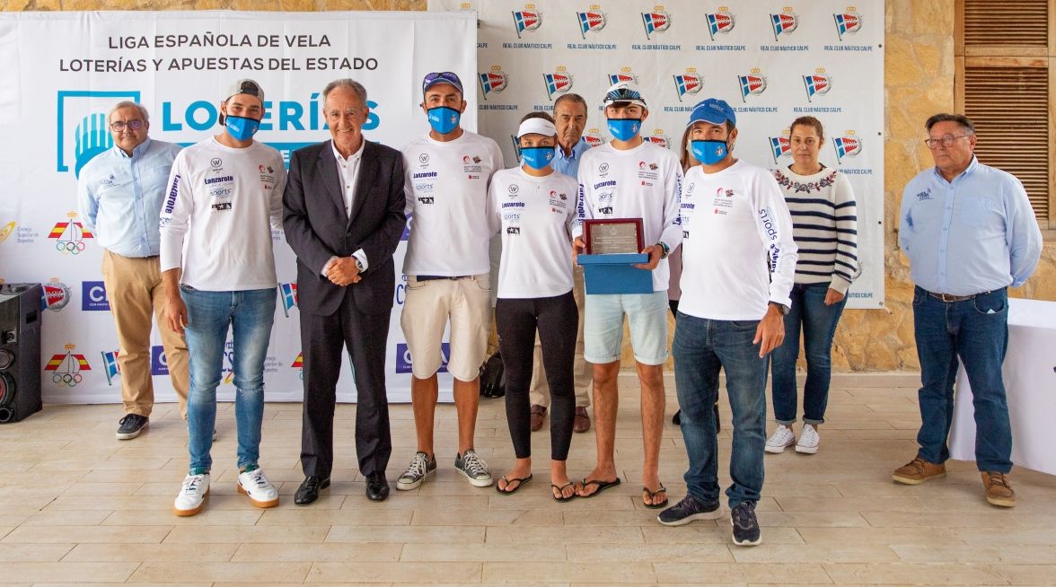 Foto: SailingShots | RFEV El equipo “Lanzarote - RCN Arrecife” junto a Javier Sanz, presidente de la Real Federación Española de Vela en la entrega de trofeos.
