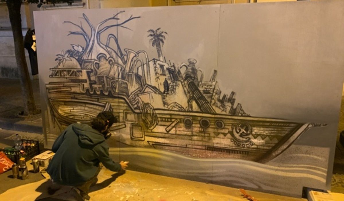 Feoflip realizando uno de los murales en Pompeya