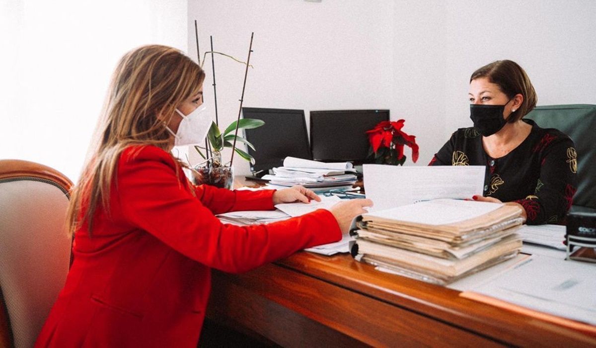 La alcaldesa de Arrecife, Ástrid Pérez, junto a la concejala del Menor, María Jesús Tovar