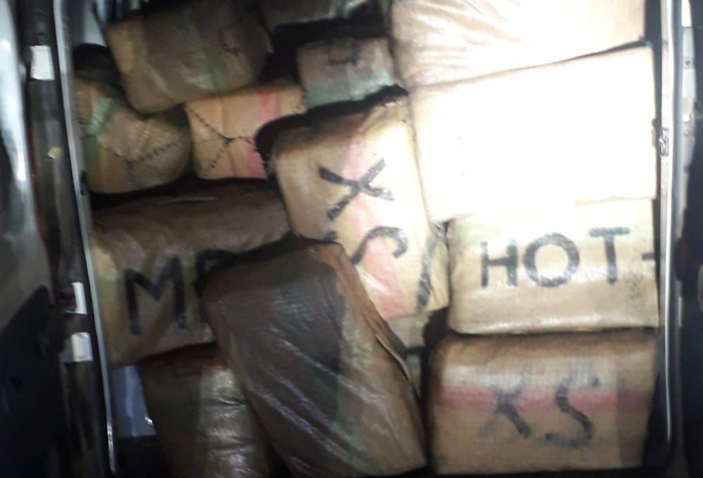 Interceptada una furgoneta con unos 1.700 kilos de hachís tras protagonizar una larga persecución desde El Golfo
