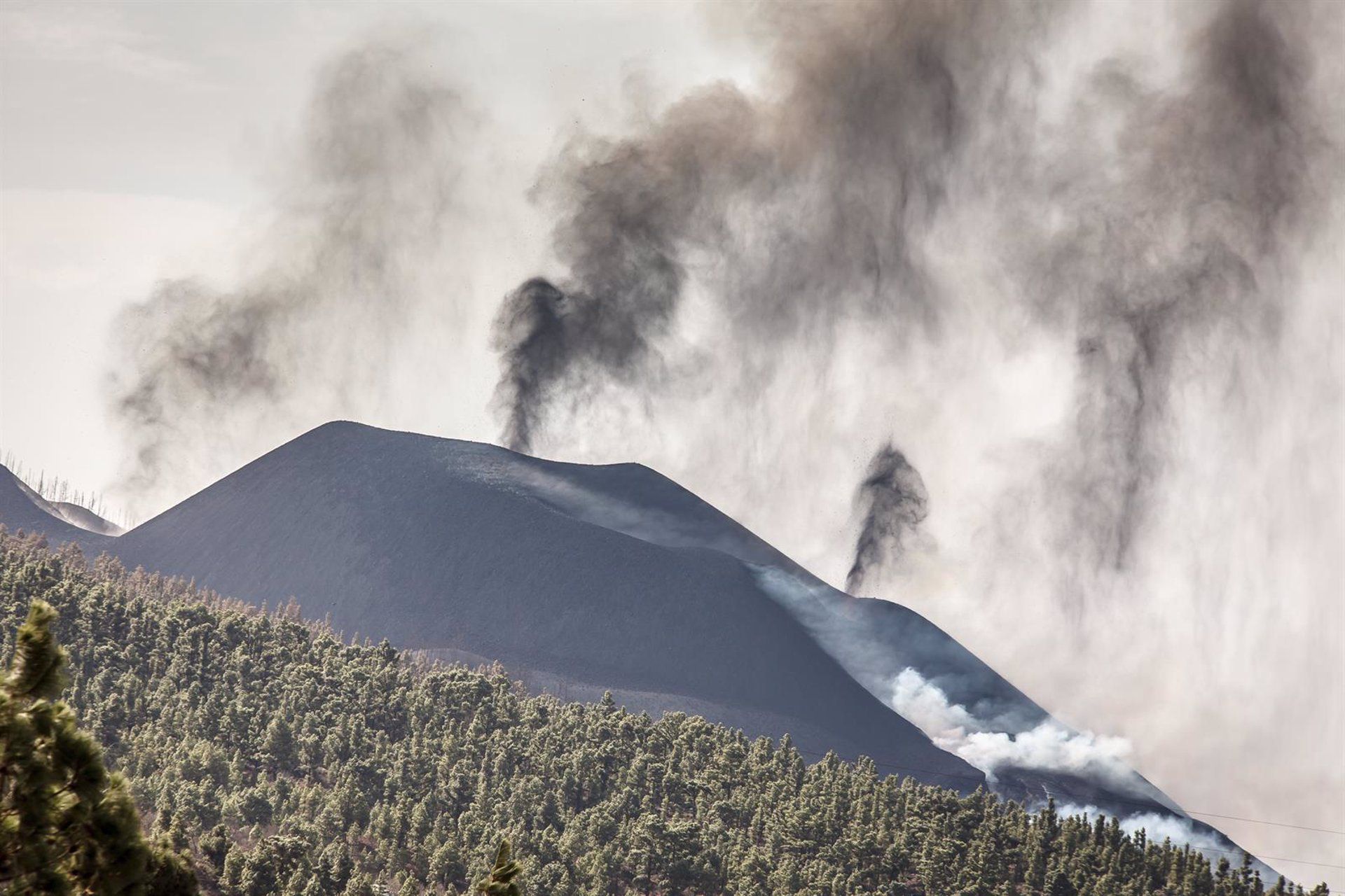 Vista del volcán de Cumbre Vieja con las tres nubes de ceniza, desde Los Llanos de Aridane - Europa Press