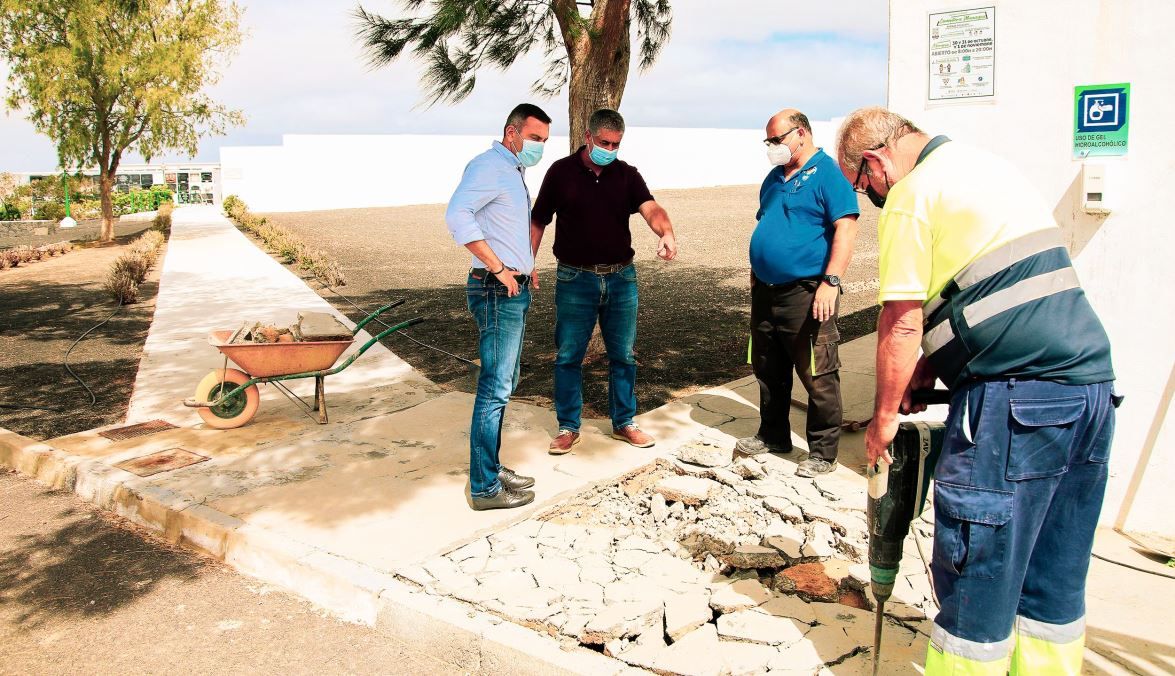 Teguise prepara sus cementerios para el Día de Todos los Santos