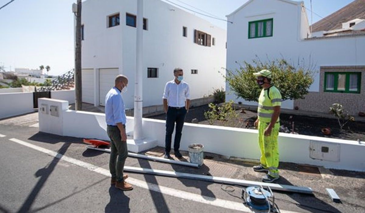 Alexis Tejera y Raúl de León en las obras de sustitución de las luminarias de Playa Honda
