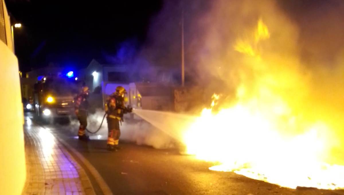 Cinco contenedores quedan completamente calcinados por el fuego