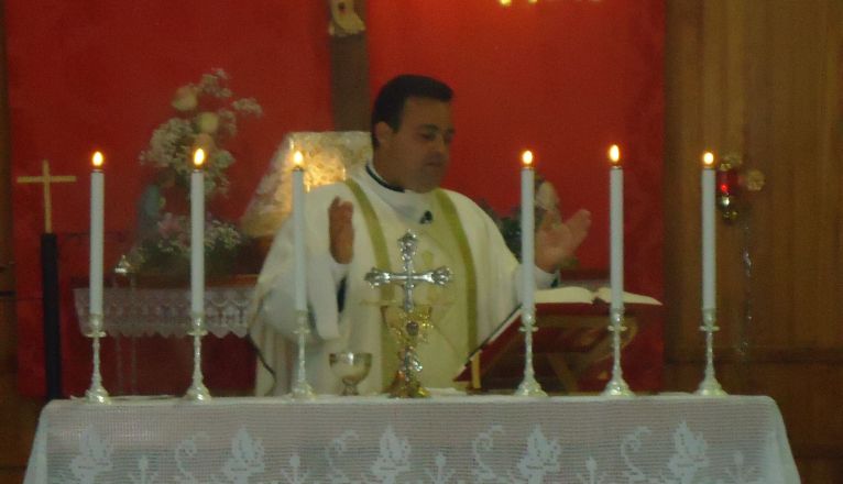 El párroco Nicanor Bermúdez presidió la Eucaristía El párroco Nicanor Bermúdez presidió la Eucaristía