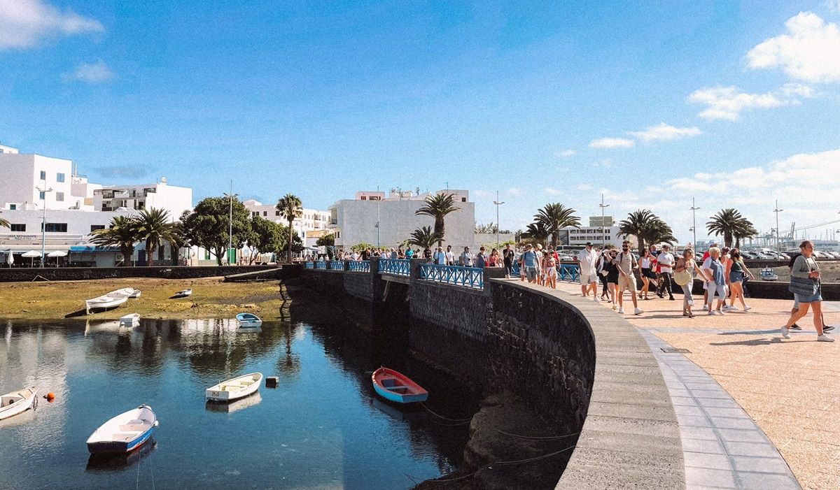 Tourists strolling through the Charco de San Ginés