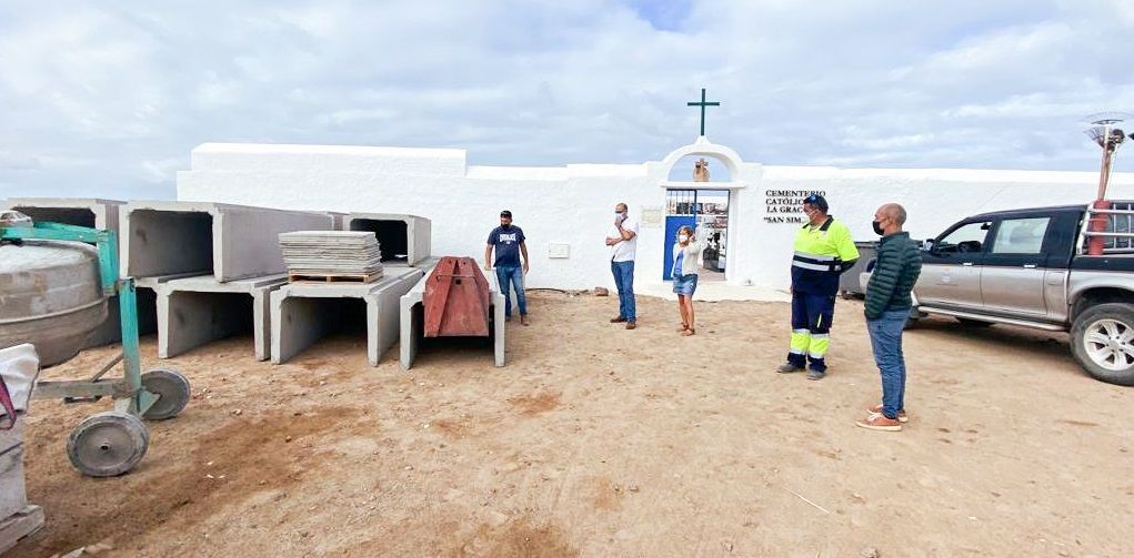 Las estructuras de los 15 nuevos nichos a su llegada al cementerio de La Graciosa