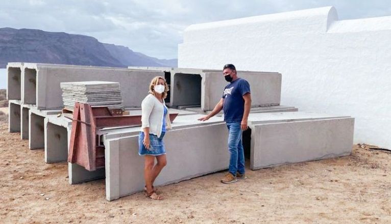 Las estructuras de los nuevos nichos a su llegada al cementerio de La Graciosa