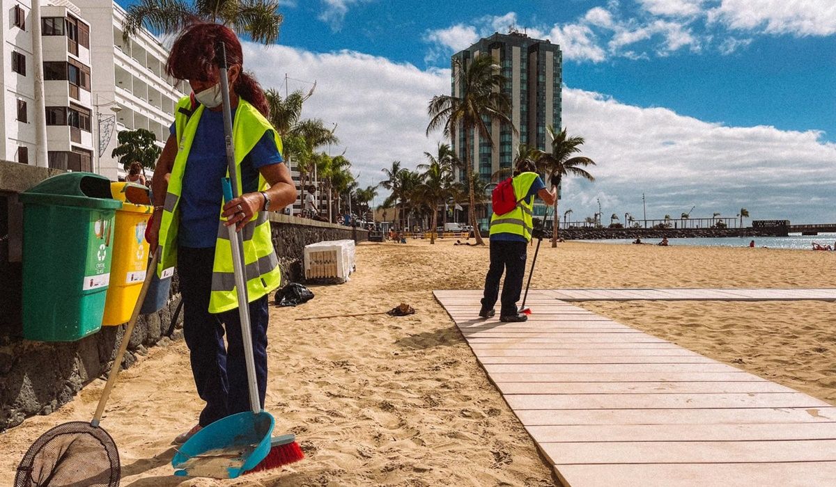 Operarios del Ayuntamiento limpian la Playa de El Reducto