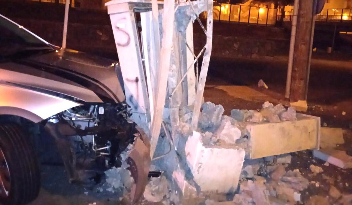 Un coche se empotra contra contra una torreta eléctrica en Arrecife