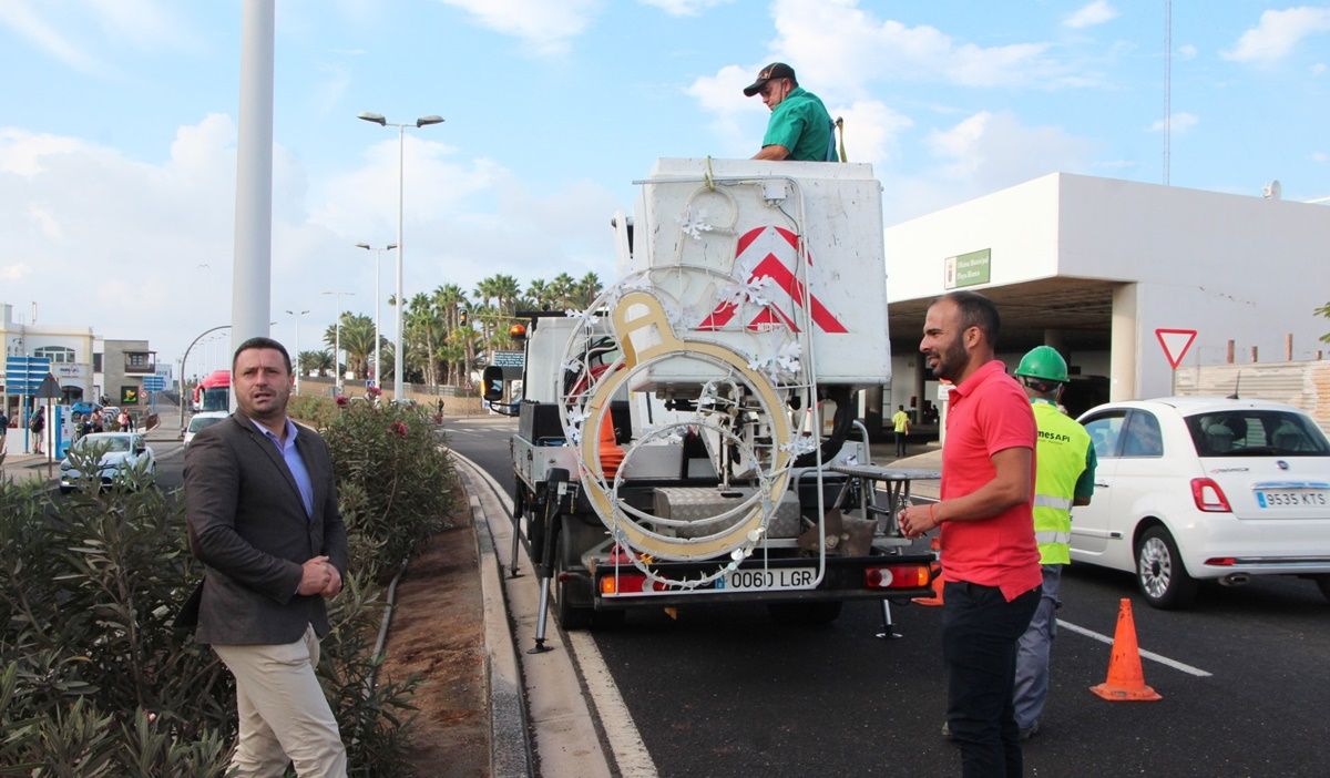 Instalación del decorado navideño en Yaiza