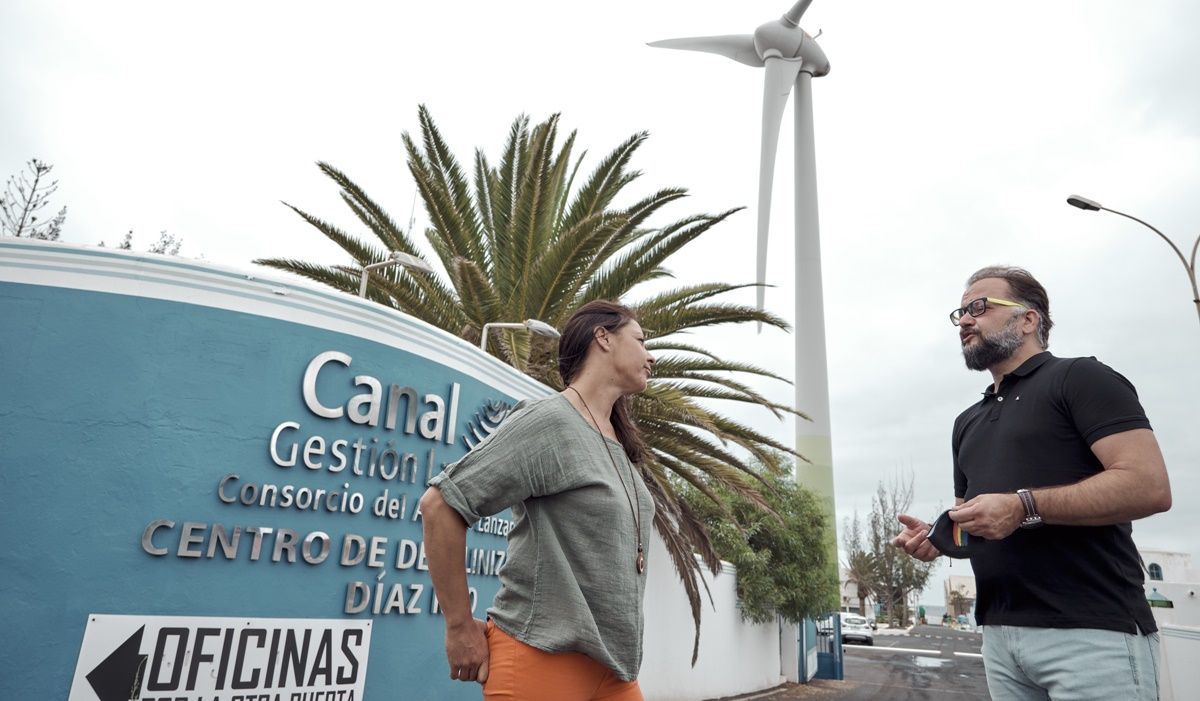 Los consejeros de LEP - Sí Podemos en el Cabildo frente a las instalaciones de Canal Gestión Lanzarote