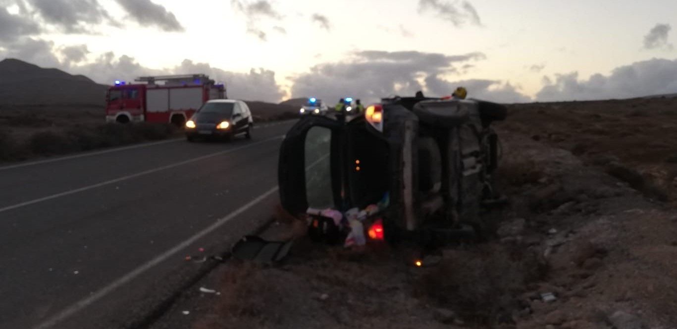 Un coche se sale de la vía y vuelca en Costa Teguise