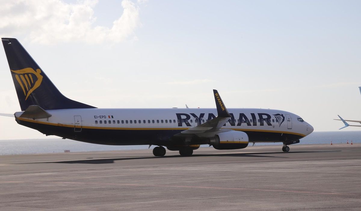 Avión de Ryanair en el aeropuerto de Lanzarote