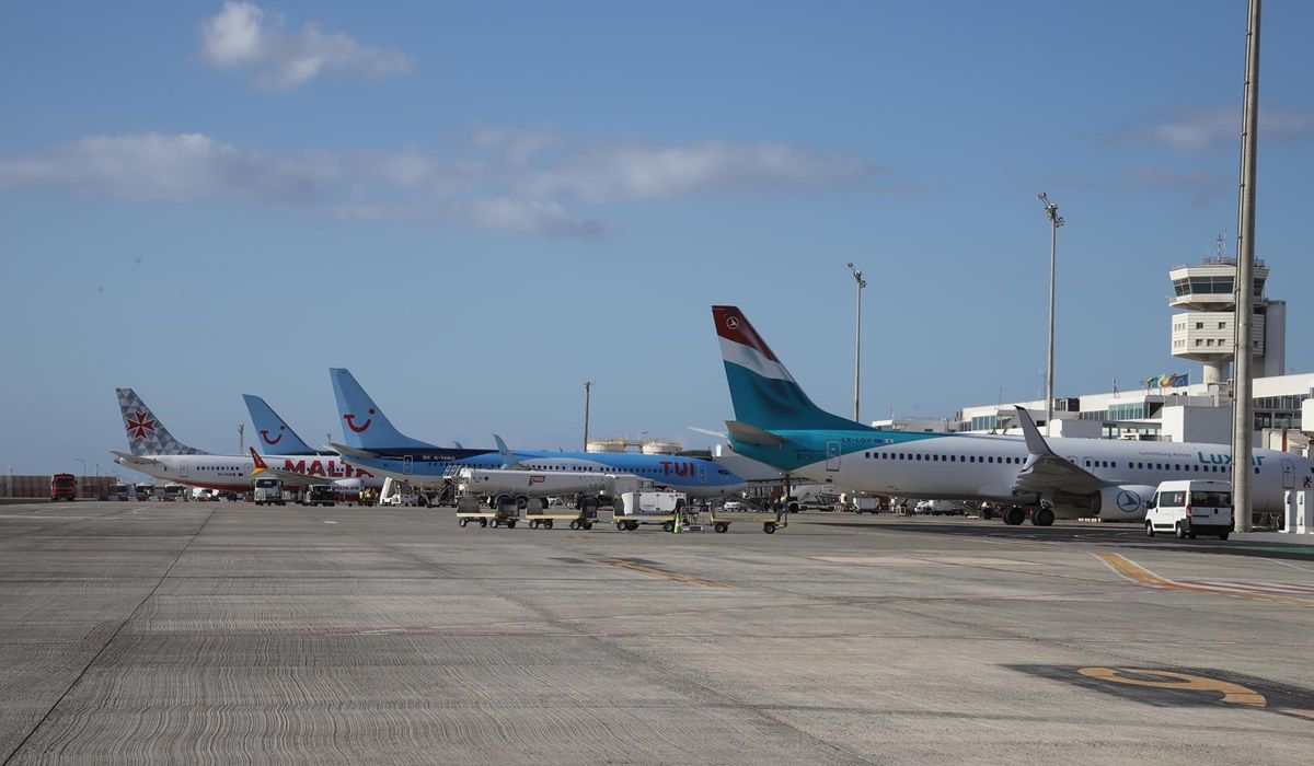 Aviones junto a la torre de control en el aeropuerto de Lanzarote