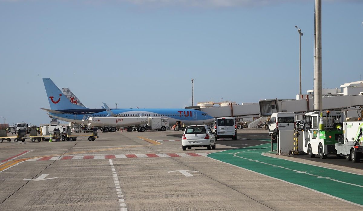Aviones en la pista del aeropuerto de Lanzarote
