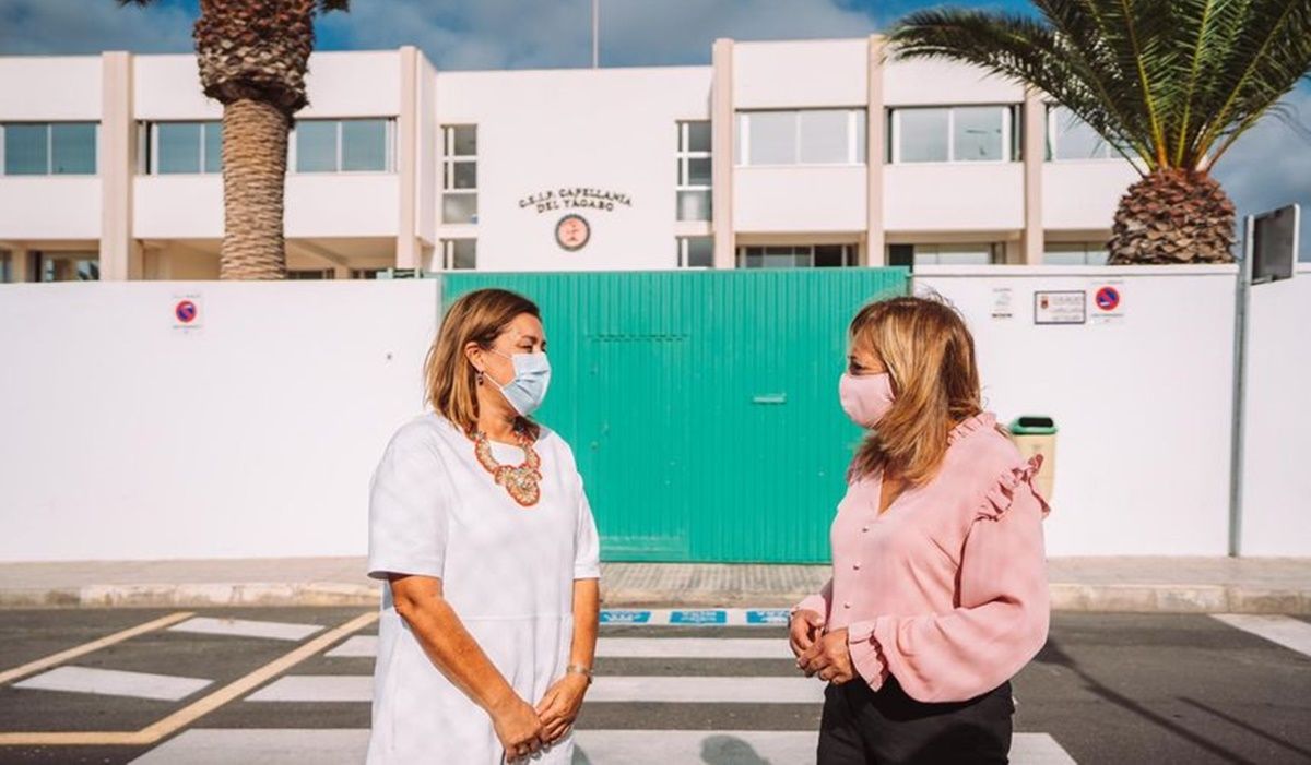 The mayor and the councilor for Education in front of the CEIP Capellanía del Yágabo