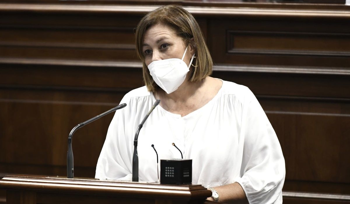 Ástrid Pérez en una sesión del Parlamento de Canarias