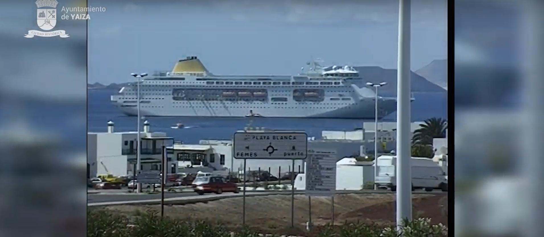 Un crucero fondeado en Playa Blanca