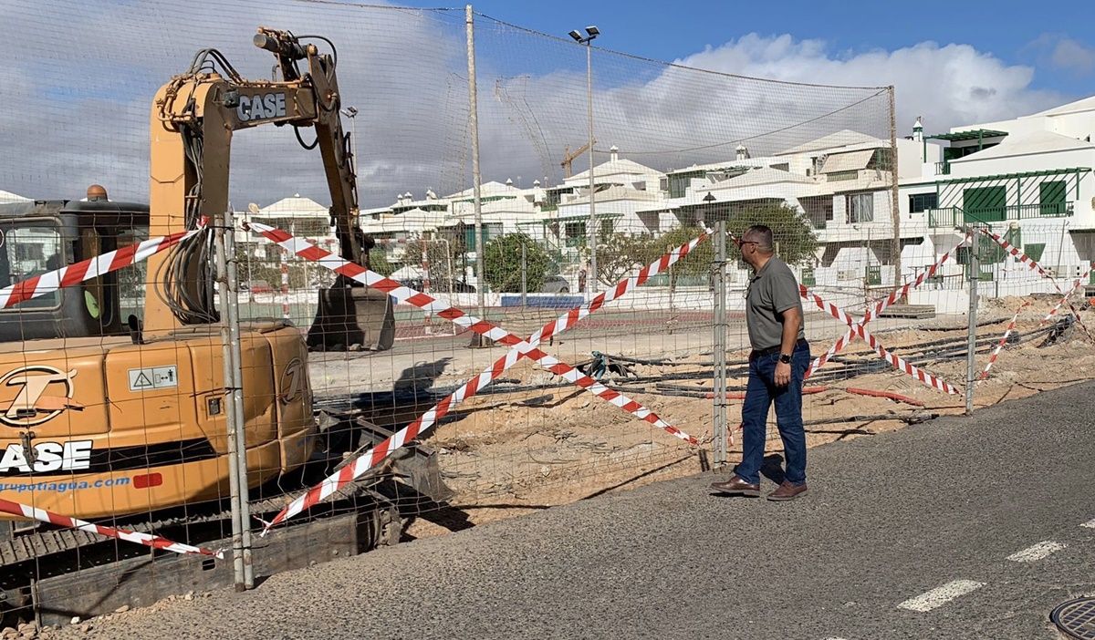 El concejal del PP, Juan Monzón, junto a las obras