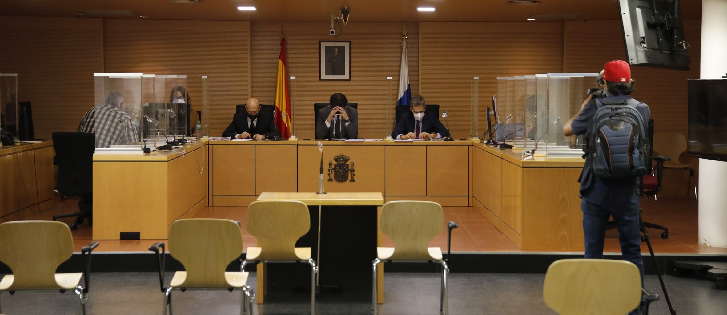Imagen de la Sala de la Audiencia, con el acusado de espaldas (a la izquierda) junto a su letrada