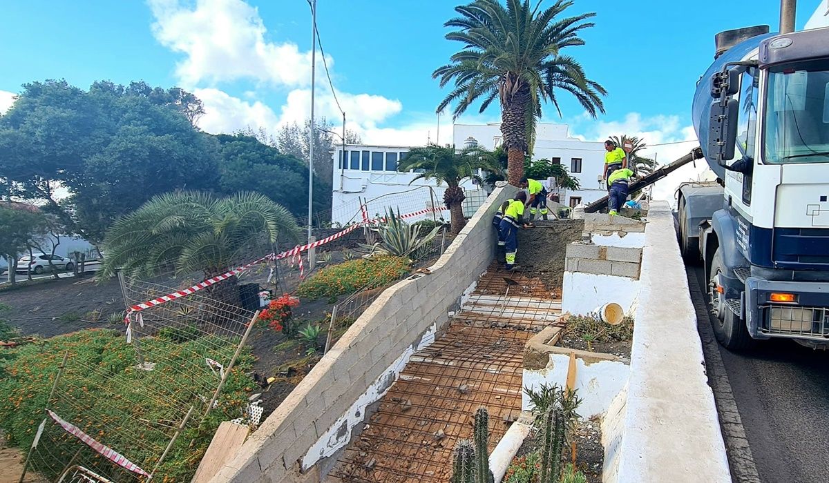 Obras de mejora en las escaleras del parque de Los Pinos