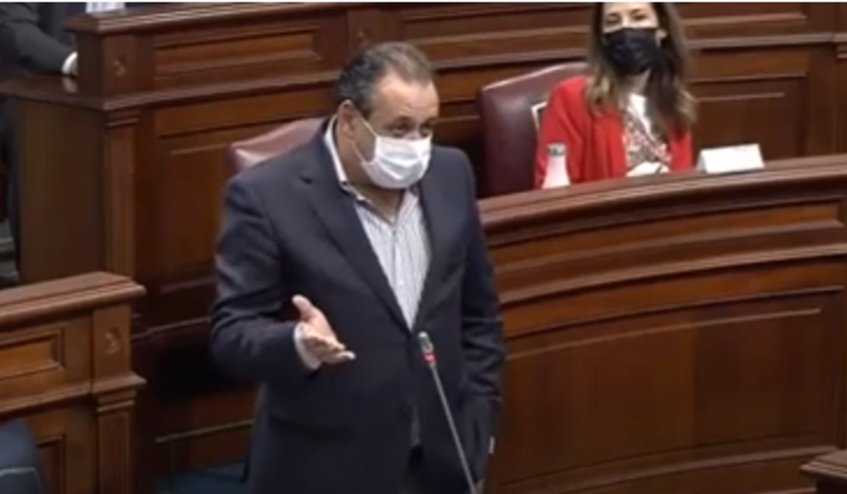 El consejero de Sanidad, Blas Trujillo, en la intervención en el Parlamento de Canarias