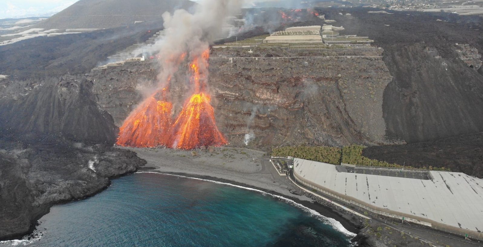 La lava llega al acantilado de la playa de Los Guirres