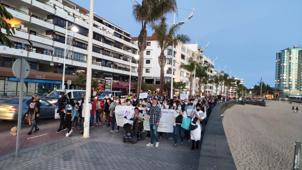 Adislan se manifiesta en protesta por la licitación del servicio de atención a la discapacidad