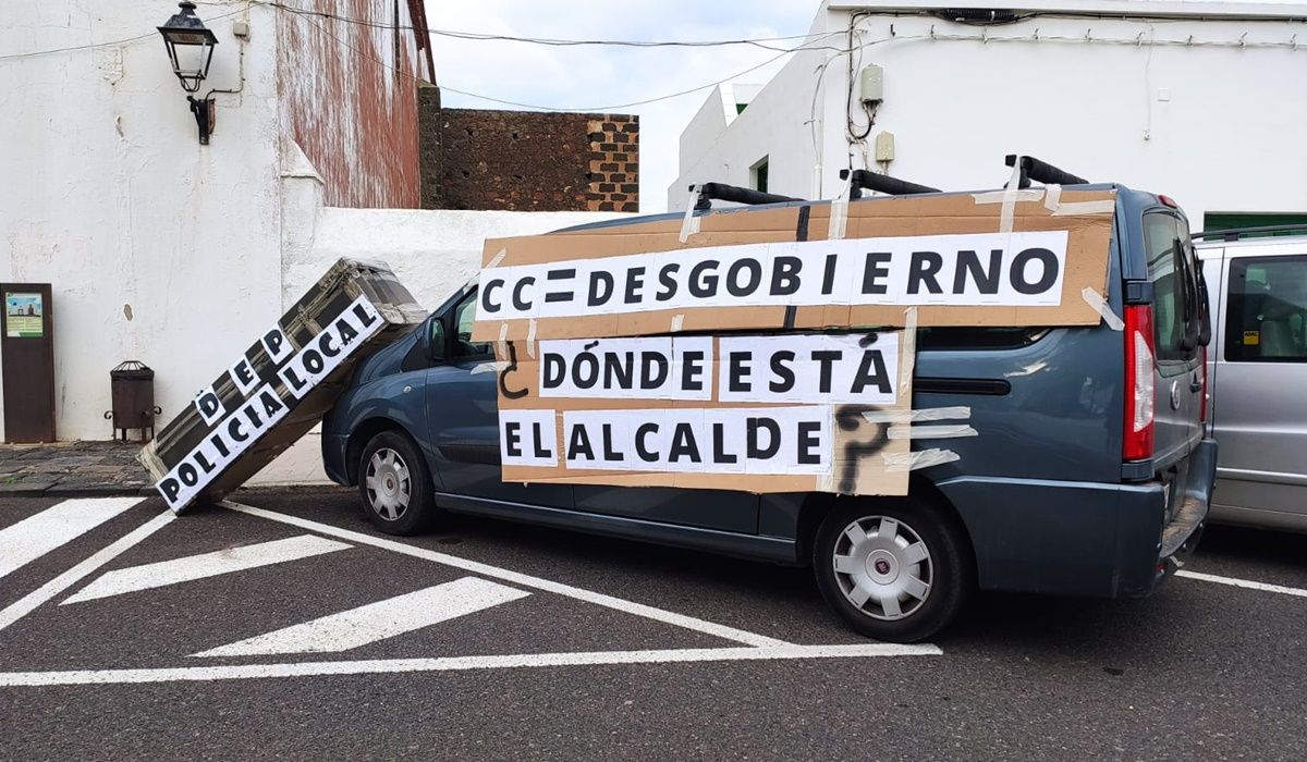 La Policía Local de Teguise vuelve a protestar frente al pleno