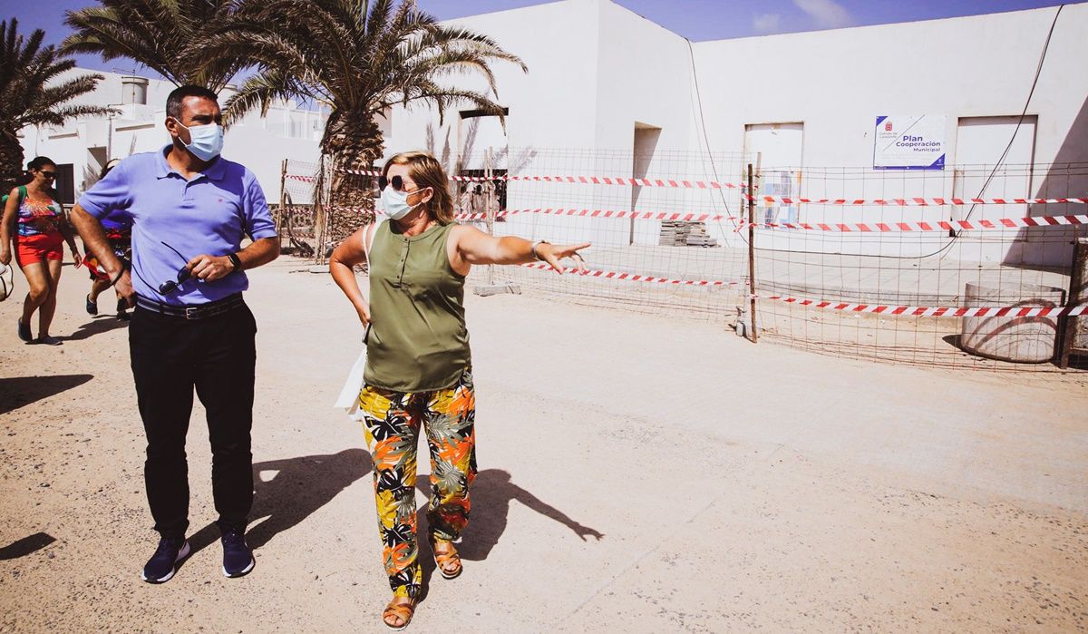 El alcalde de Teguise junto a la concejala delegada de La Graciosa